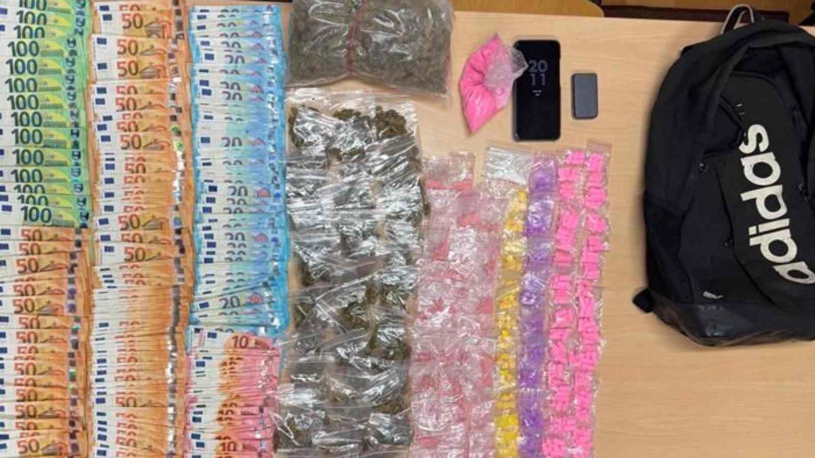 Velika zapljena u Tisnom: Policija od mladog dilera oduzela kokain, marihuanu i veliku količinu MDMA