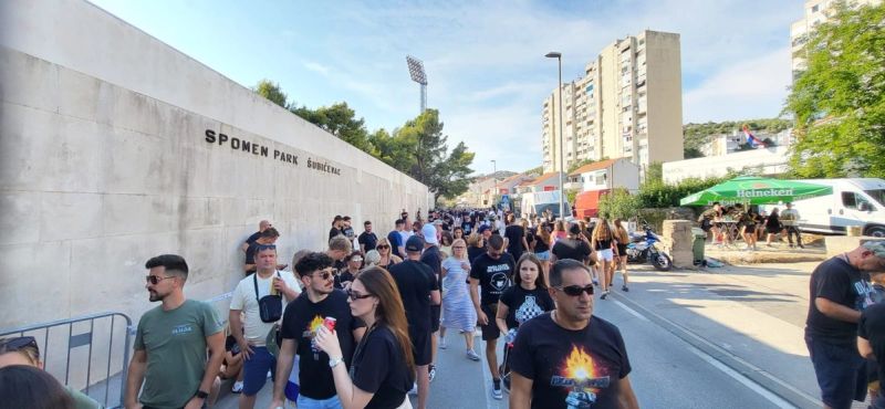 THOMPSON U ŠIBENIKU Oko stadiona je sve krcato, a koncert počinje za dva sata