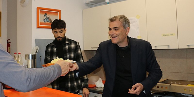 FOTO Sveučilište u Splitu nastavlja s humanitarnom akcijom podjele večera prihvatilištu za beskućnike udruge MoST