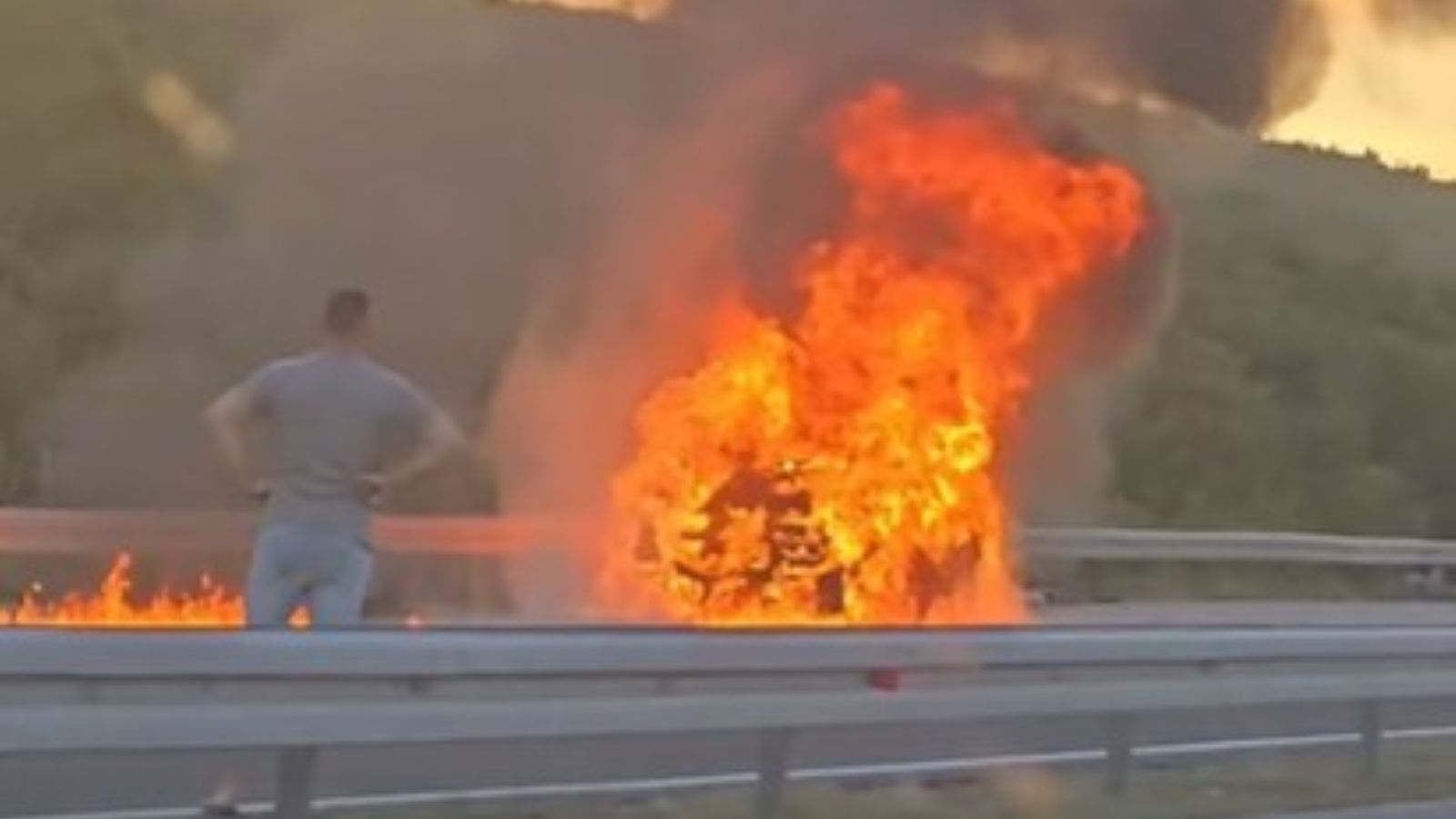 VIDEO Požar progutao auto na A1
