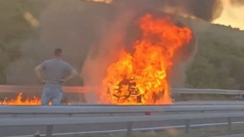 VIDEO Požar progutao auto na A1