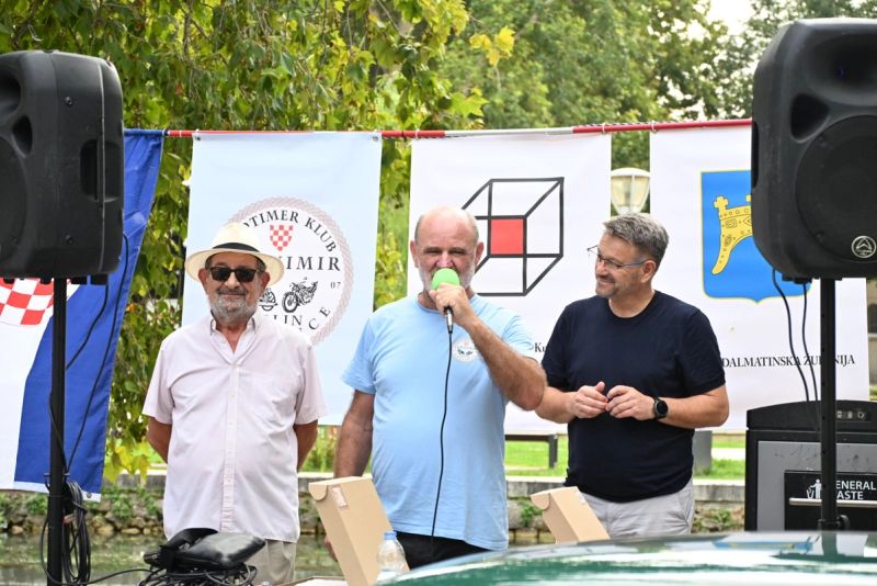 FOTOGALERIJA Održan Međunarodni oldtimer auto-moto susret u Solinu