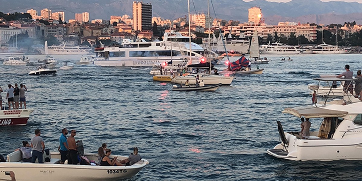 UŽIVO ISPRAĆAJ OLIVERA: Katamaran se otisnuo od obale uz pjesmu 'Vela Luka', brojni brodovi ga ispratili iz splitske luke