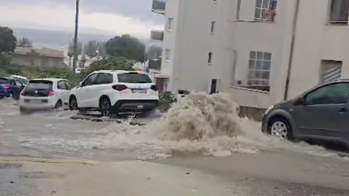 VIDEO Nevjerojatan prizor na Žnjanu: Voda izbila šahtu i počela šikljati nasred ceste