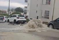 VIDEO Nevjerojatan prizor na Žnjanu: Voda izbila šahtu i počela šikljati nasred ceste