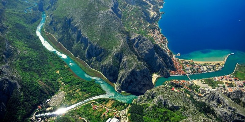 Grad Omiš omogućio besplatni prijevoz umirovljenicima