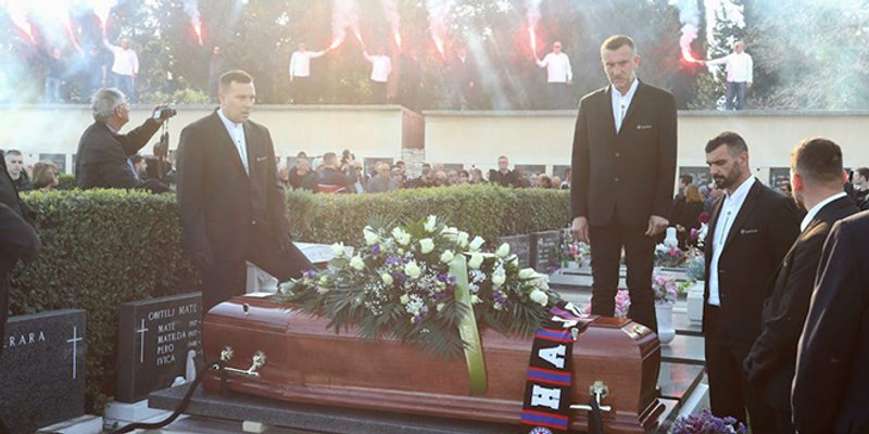 FOTO/VIDEO Petar Nadoveza ispraćen na posljednje počivalište uz bakljadu Torcide i pjesmu 'Kada umren umotan u bilo'