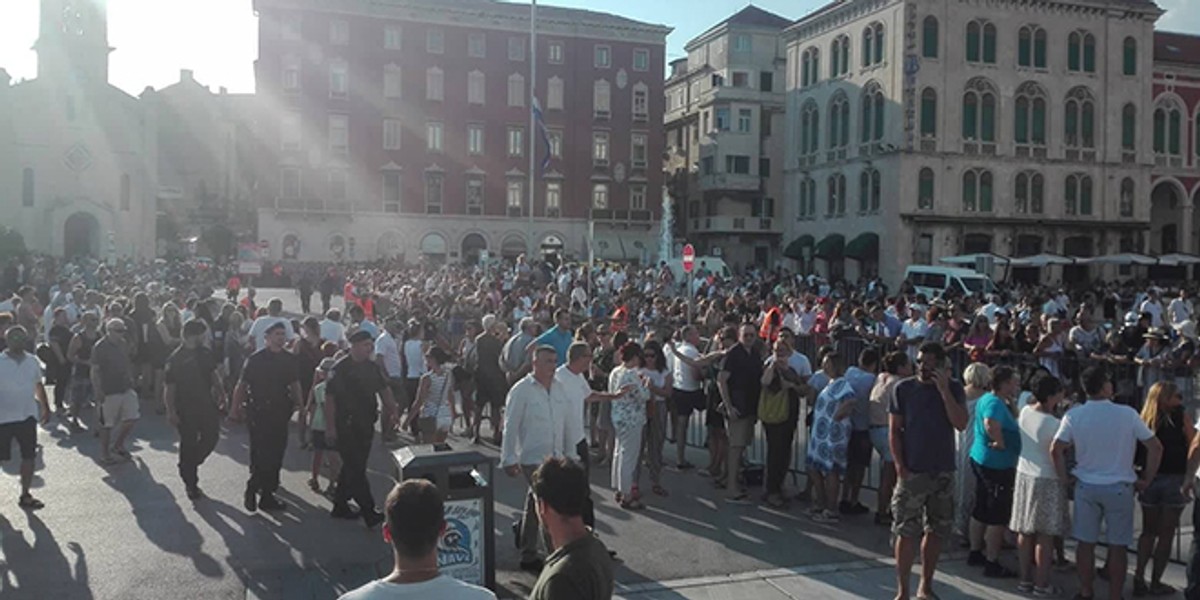 UŽIVO ISPRAĆAJ OLIVERA: Katamaran se otisnuo od obale uz pjesmu 'Vela Luka', brojni brodovi ga ispratili iz splitske luke