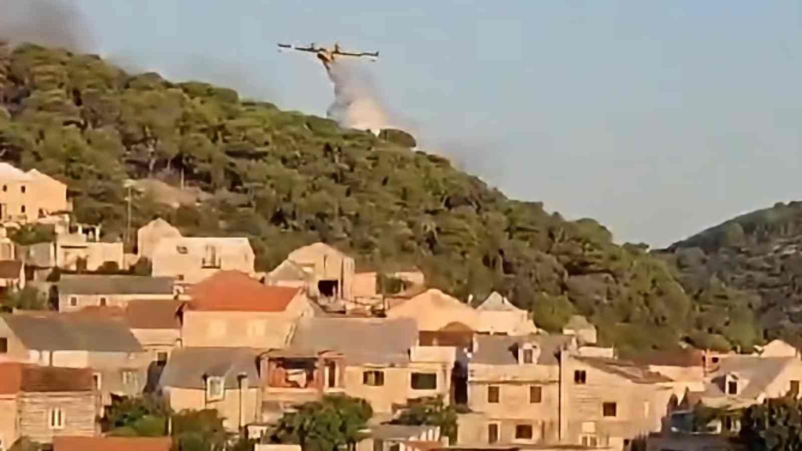 VIDEO Veliki požar na Braču: Kanaderi iznad Pučišća, pogledajte snimke