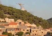VIDEO Veliki požar na Braču: Kanaderi iznad Pučišća, pogledajte snimke