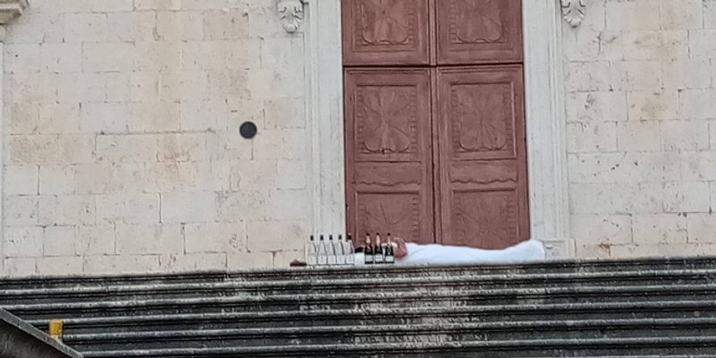 PRIZOR S BRAČA: Napio se i zaspao ispred crkve