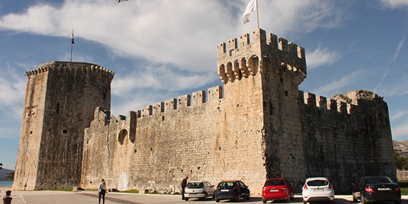Trogir se nije predao Veneciji, pa je mjesecima bombardiran kamenim kuglama i keramičkim posudama punjenim zapaljivim smjesama