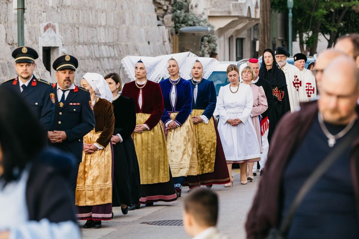 FOTOGALERIJA Procesija Svetog Trna Isusova okupila brojne uzvanike, vjernike i građane u Pagu