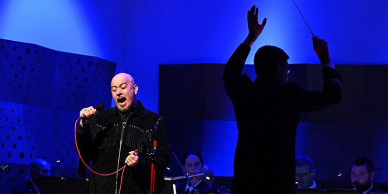 FOTOGALERIJA Romantična večer u znaku Elvisa: Jakelić i Orkestar HRM-a oduševili publiku u Hrvatskom domu
