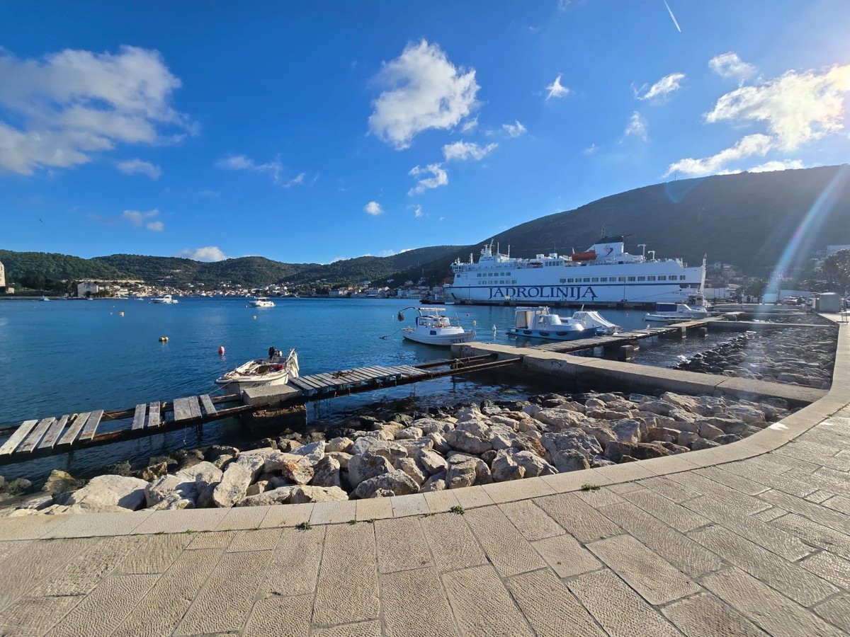 PROJEKT VIS-PRILOVO Radovi na uređenju obalnog područja i izgradnji gata napreduju prema planu