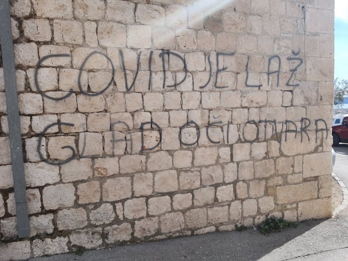 Uz dvorac Vitturi osvanula poruka teoretičara zavjere