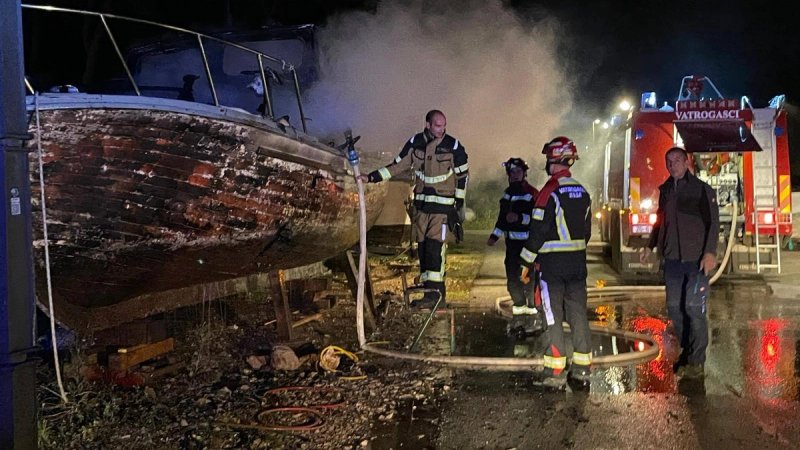 FOTO Izgorio drveni brod u Vrboskoj