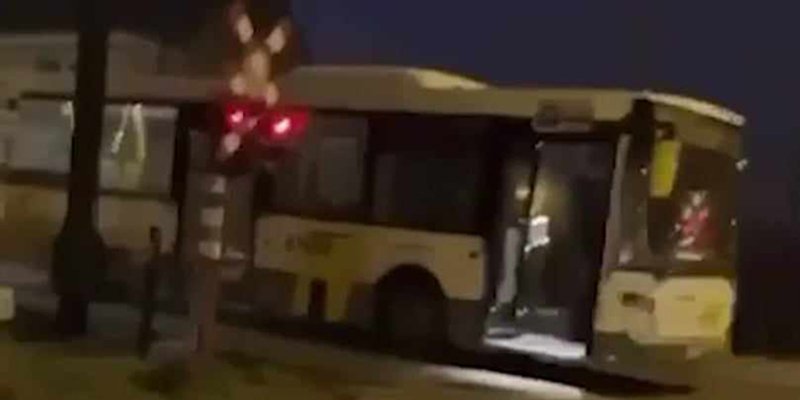 VIDEO: Težak sudar vlaka i autobusa, bivši prvotimac Hajduka mirnom reakcijom spasio 16 djece