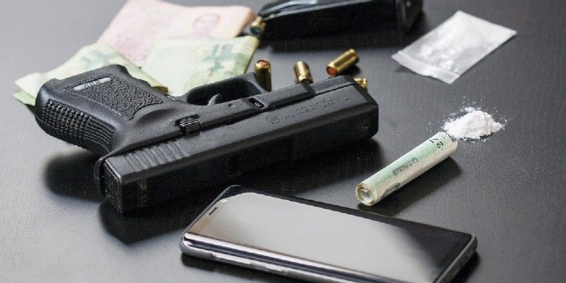 ODVJETNIKA ODVELI NAŠMRKANOG I POLUGOLOG Svako malo prijeti da će nekog ubiti pa se ispričava...