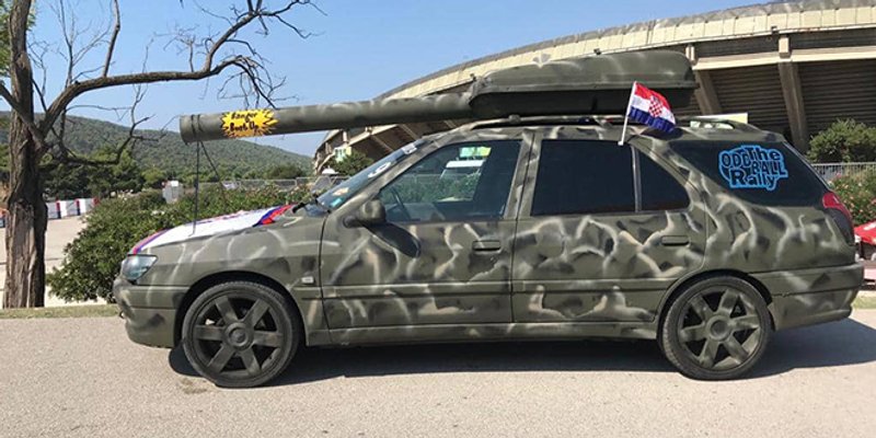 TENK I TRAKTOR NISU DOVOLJNI Pogledajte kakvo vozilo je parkirano kraj Poljuda