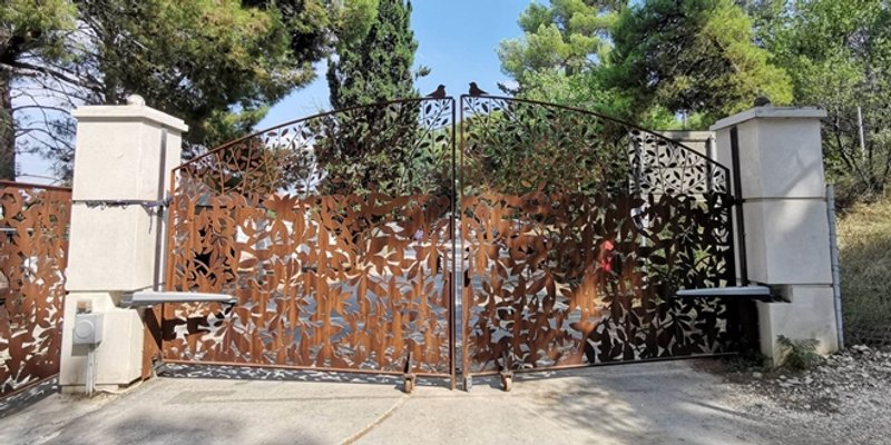 KAKAV DEBAKL Na Marjan stižu nova vrata, ova koja su tek stavljena su preteška!