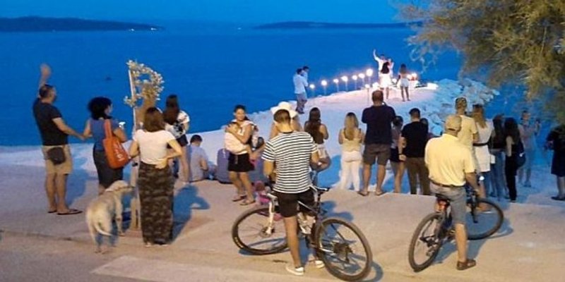VIDEO Romantična prosidba među bakljama na plaži u Kaštel Starom