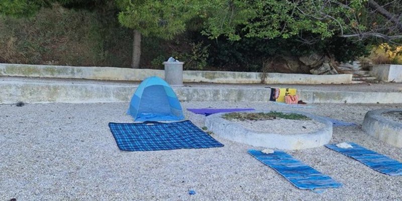 POČELO JE Na Kašjunima netko ručnicima 'rezervirao' sedam mjesta u hladu