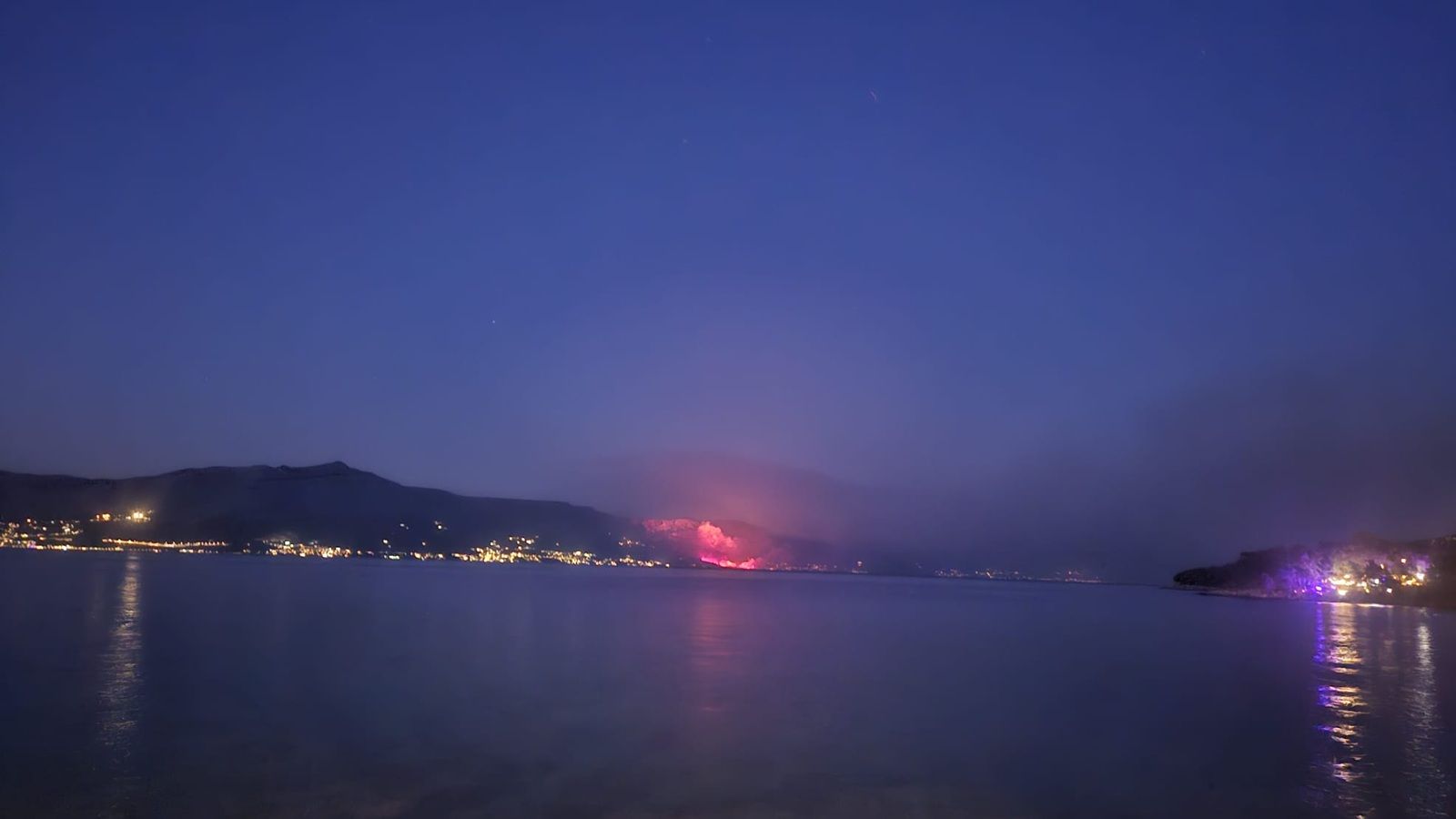 Pogled na požar kraj Omiša s Brača