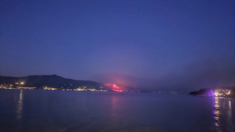Pogled na požar kraj Omiša s Brača