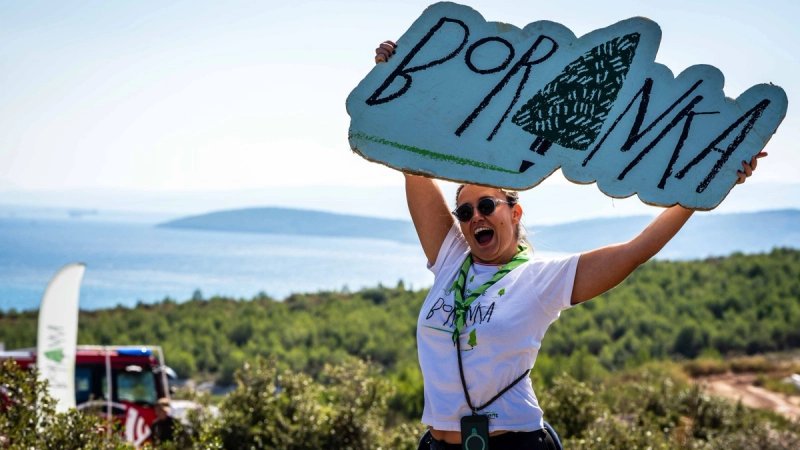 FOTO/VIDEO: U Trogiru održana jubilarna 50. akcija pošumljavanja požarišta kampanje Boranka – 350 volontera sadilo novu šumu u Planom