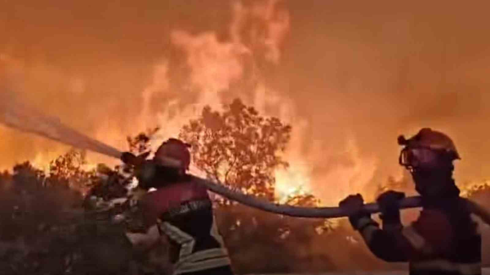 VIDEO Dramatična snimka s Čiova: Pogledajte kako su vatrogasci u posljednji trenutak obranili kuće