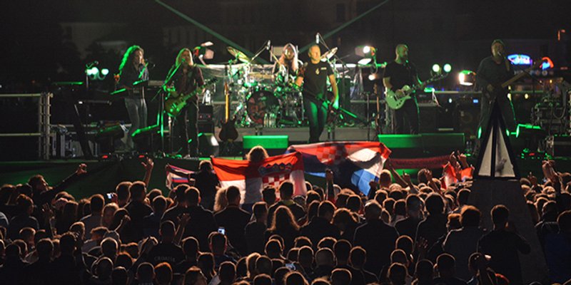 Biograd na Moru: Thompson je Čavoglave otvorio sa 'Za dom spremni', a završio ih refrenom 'Neka ni'ko ne dira u moj mali dio svemira'