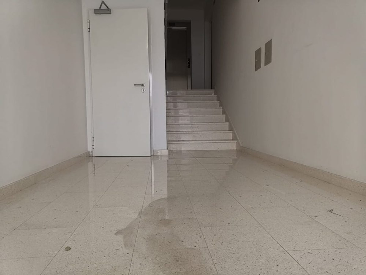 NAPAD U VAROŠU Šipkama izudarali muškarca na stubištu zgrade!