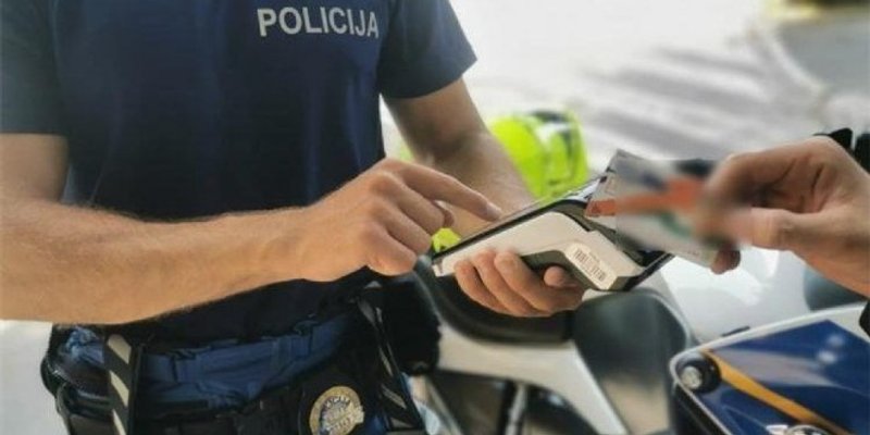 Bježao policiji pa se zabio u MUP-ov automobil, dobio kaznu od 500 kuna