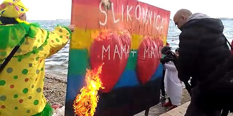 Na Dječjem karnevalu u Kaštelima spaljen Krnje - slikovnica o istospolnim obiteljima!