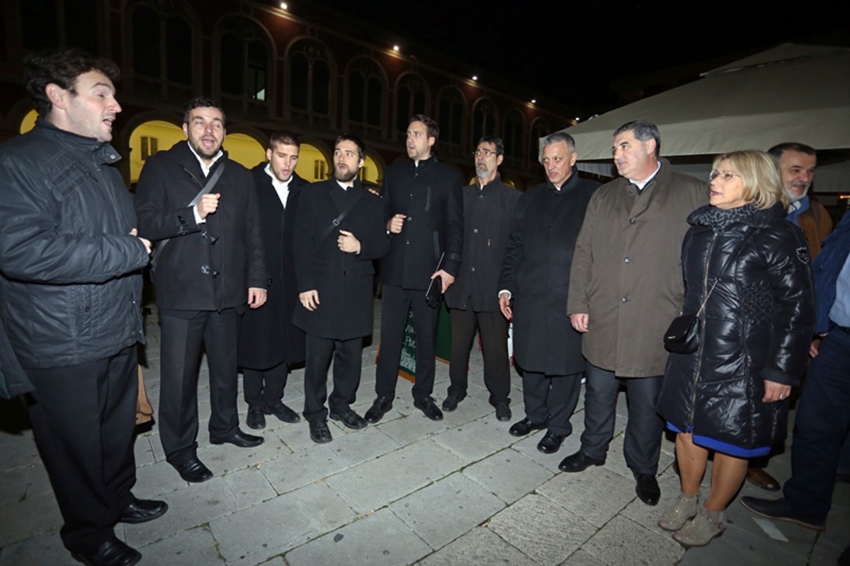 Počeo Božićni sajam I Veljko Martinović