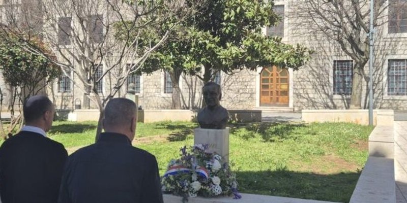 Miro Bulj položio vijenac pred bistom Tihomila Rađe: 'Njegov život neka bude putokaz mladima'