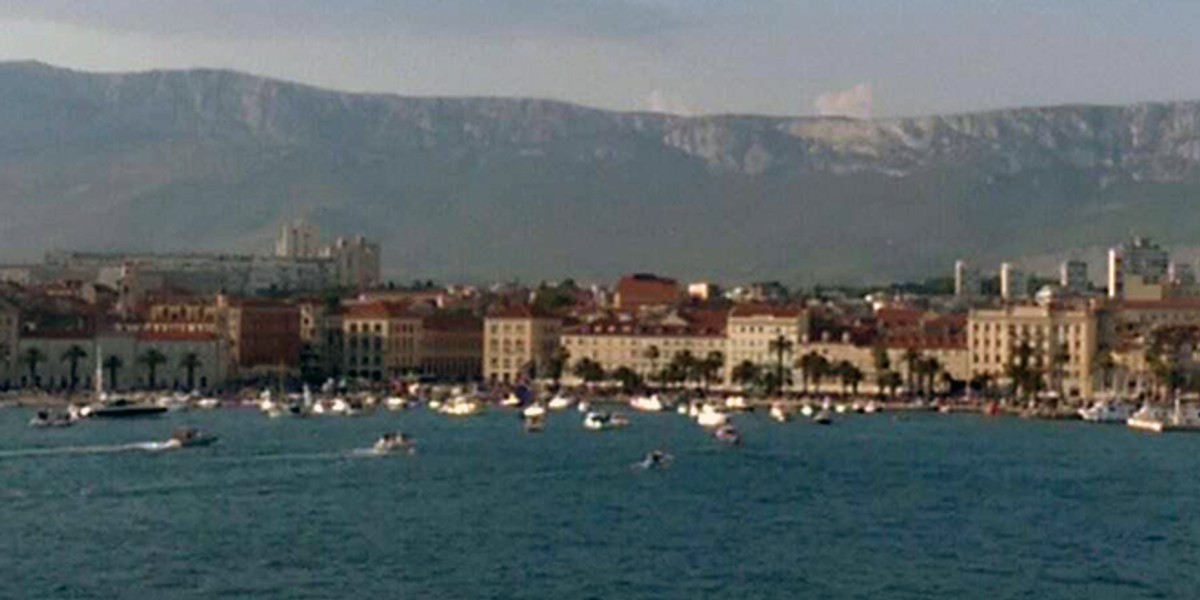 UŽIVO ISPRAĆAJ OLIVERA: Katamaran se otisnuo od obale uz pjesmu 'Vela Luka', brojni brodovi ga ispratili iz splitske luke