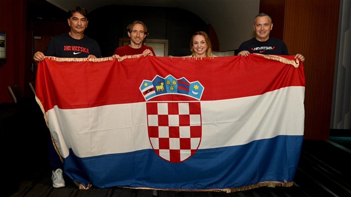 Gošća Vatrenih kći poginulog branitelja Ivana Senčića, fotografirali se s posebnom zastavom