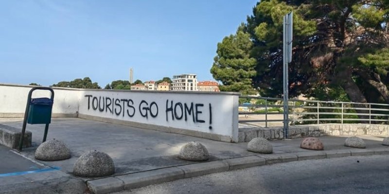 CRNIM SPREJEM Turistima poruka 'dobrodošlice'