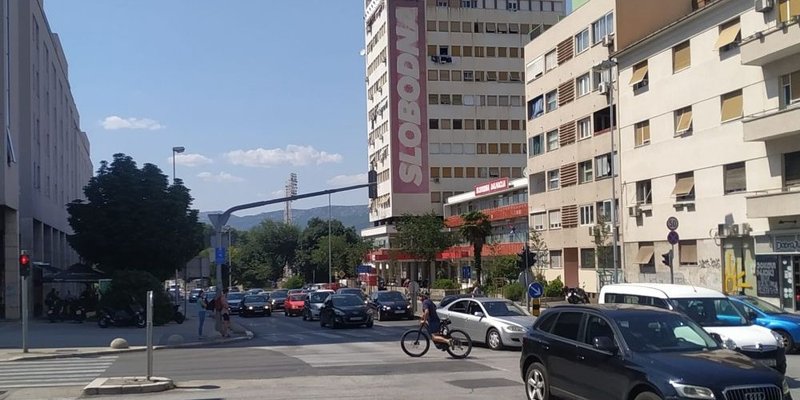 RASKRIŽJE KRAJ KROMA Čak i biciklisti protupropisno skreću ulijevo