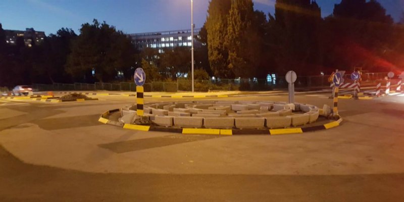 KOMENTAR PROMETNOG STRUČNJAKA: Skandalozan i pogibeljan kružni tok od betonskih žardinjera treba odmah ukloniti!