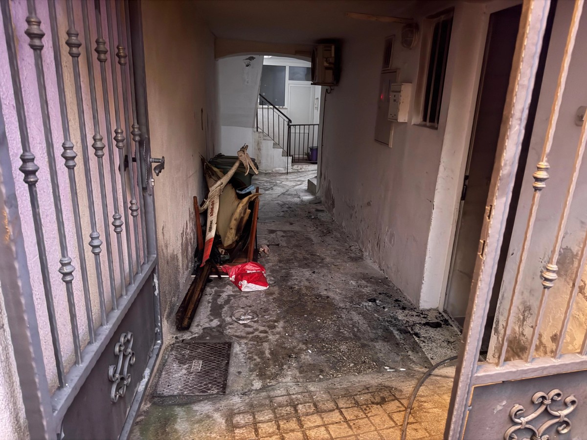 FOTO/VIDEO Planuo stan umjetnika poznatog po Crvenom Peristilu: 'Ja san tija sam gasit, bez vatrogasaca'