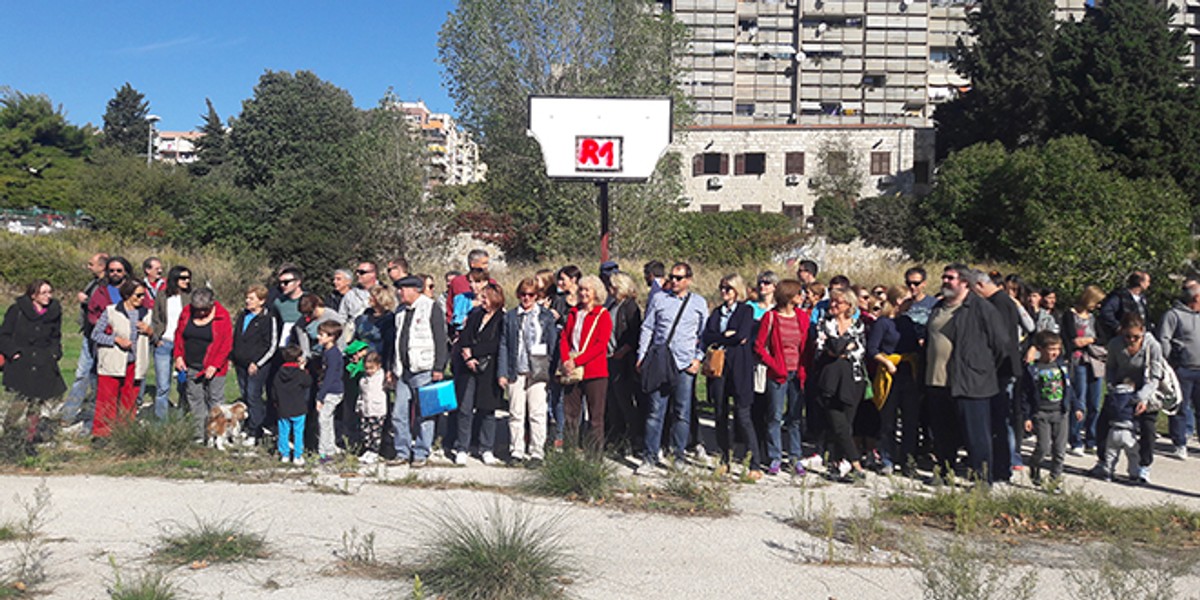Prosvjed na Trsteniku: Građani na igralištu tijelima formirali oznaku R 1