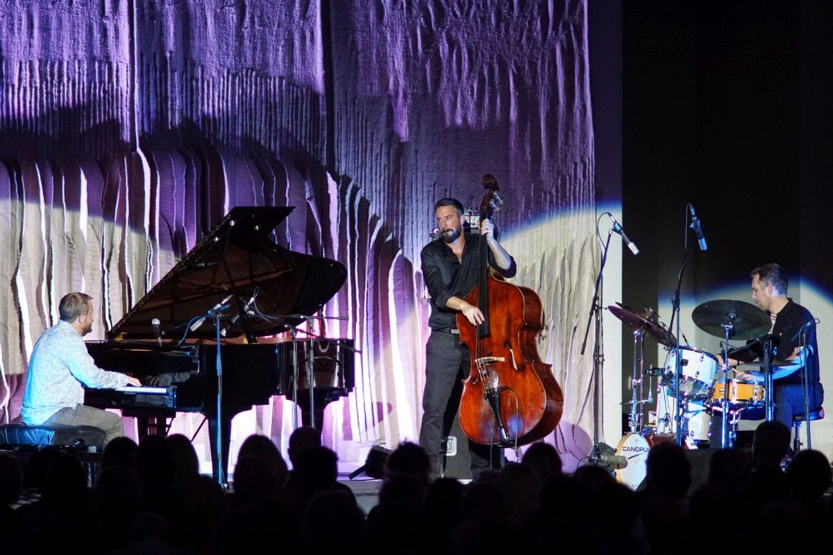 KONCERT MATIJA DEDIĆ TRIJA Veličanstvena sprega svih instrumenata u stvaranju tipičnog jazz 'kaosa' koji itekako ima svoju glavu i rep