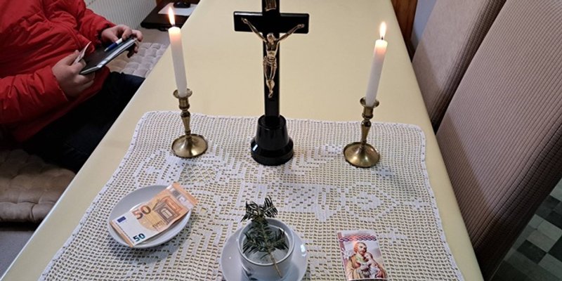 Župnik koji je pozvao da se uništi figura orašara izdao naputke za blagoslov kuća: Novčani dar staviti u tanjurić, ne u kuvertu