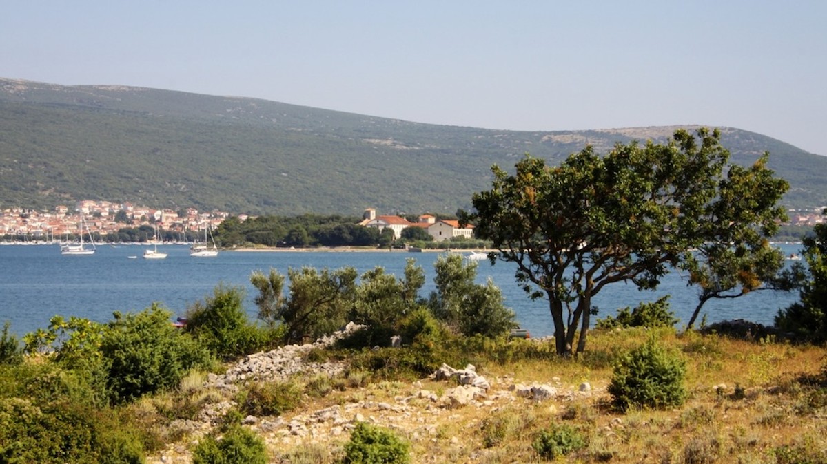 Najam brodova Krk: Idealno rješenje za istraživanje skrivene obale ovog otoka