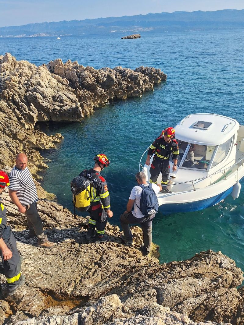 TOPLA PRIČA S KRKA Vatrogasci spasili ovcu koja se zaglavila na litici, uginula bi od žeđi