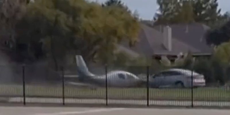 VIDEO Avion promašio pistu i zabio se u automobil
