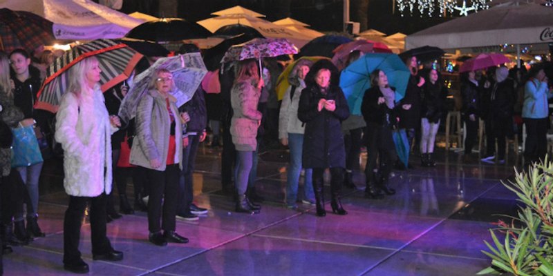 FOTOGALERIJA Splićani proveli odličnu večer pod kišobranima uz Giuliana